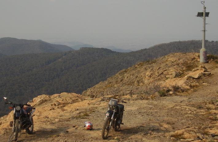 Looking back at the UHF tower.....the track can be seen at the right.....it drops pretty quickly from here....