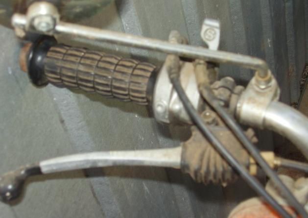 close-up of the stock bits - that lever with the 'S' is the choke lever.....'S' being 'Start'......these sort of bits are really hard to find....