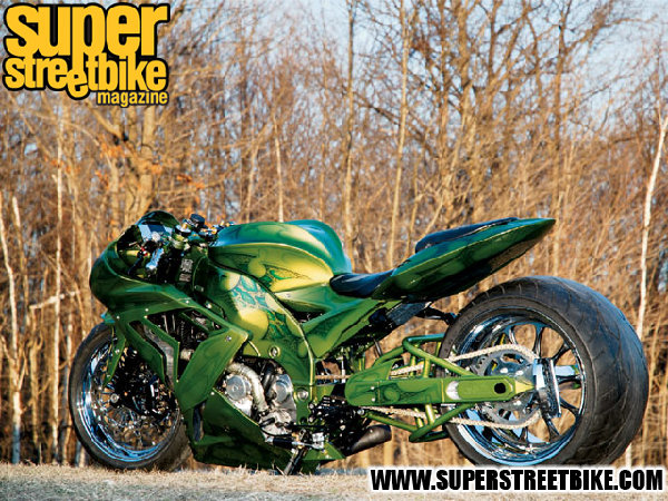 0705_sbkp_02_z+2005_kawasaki_zx10r+left_side_view.jpg