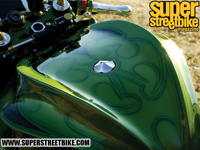 0705_sbkp_03_z+2005_kawasaki_zx10r+gas_tank_top.jpg