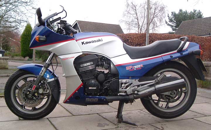 Kawasaki-GPZ900R-A2-85[1].jpg