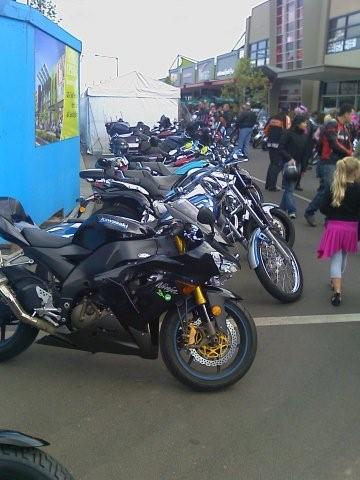 As you can imagine, the harly riders were all amazed and stunned by what they called "the future bike!", I explained to them that it is quite comfortable leaning forward ... I think they all thought someone had stolen all my chrome and felt sorry for me.