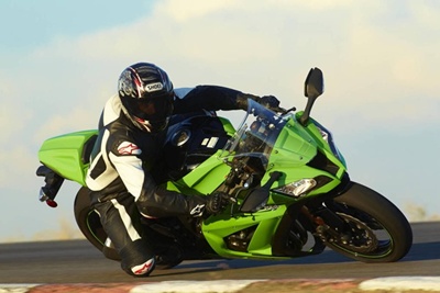 2011-kawasaki-ninja-zx-10r-14.jpg