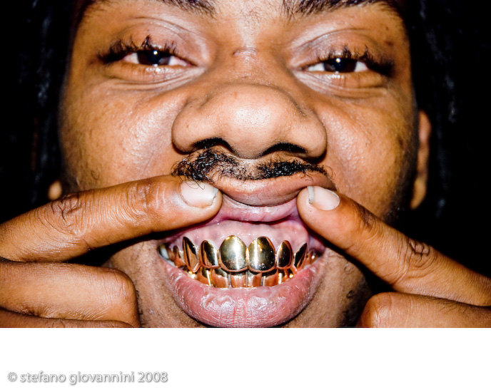littlehaiti_yard_hangout_gold_teeth080131_005_16x20.jpg