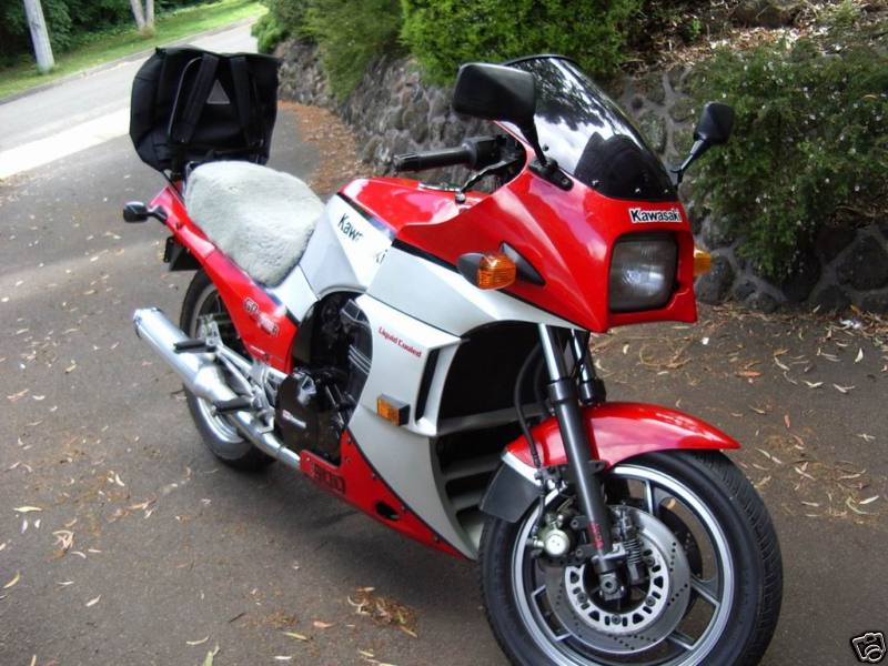 red gpz 900r.jpg