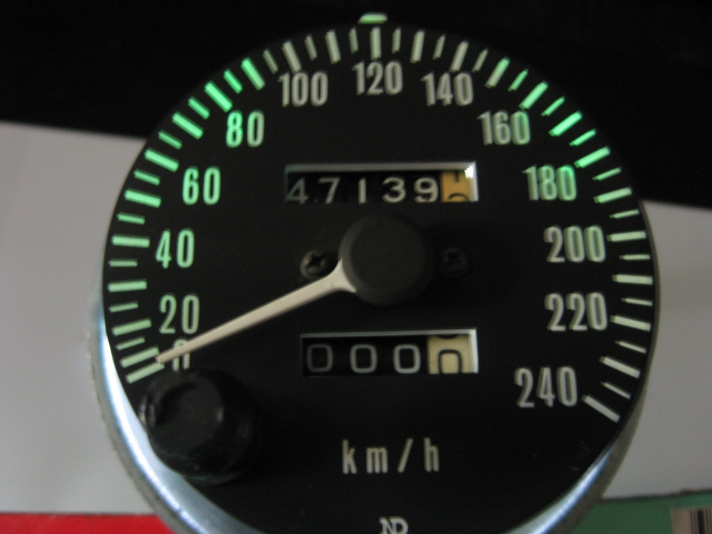 Speedo backlit 01.JPG