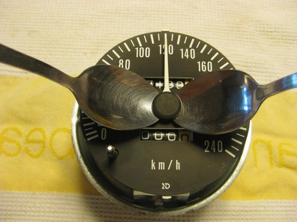 Shows position of spoons for needle removal